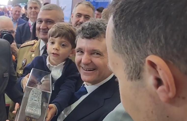 Nicușor Dan a venit cu băiatul lui la expoziția de tehnologii militare BSDA 2026. Imagini cu Președintele într-un F-35 și pe un blindat 1068901