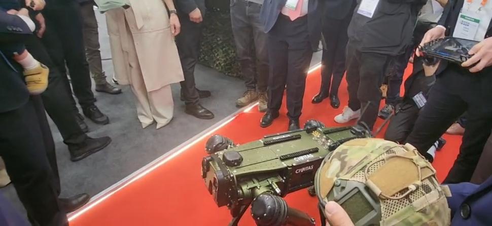 Nicușor Dan a venit cu băiatul lui la expoziția de tehnologii militare BSDA 2026. Imagini cu Președintele într-un F-35 și pe un blindat 1068908