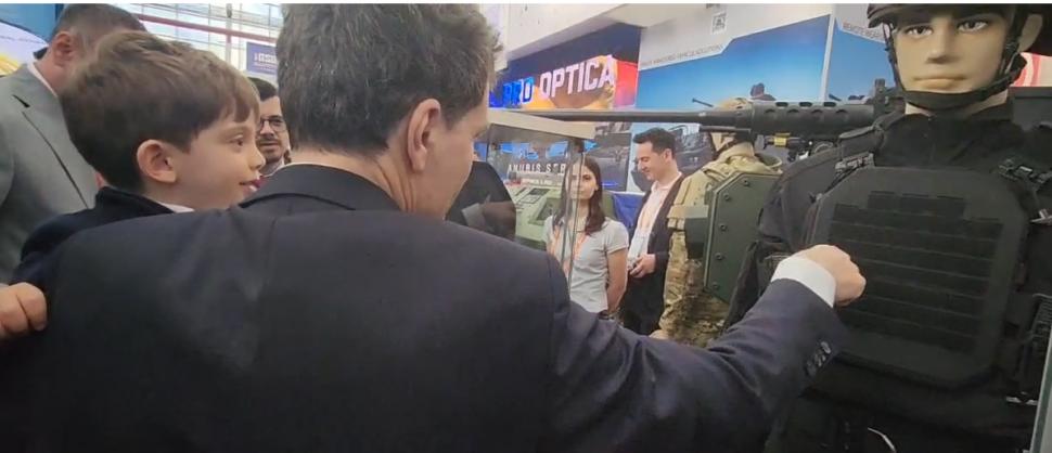 Nicușor Dan a venit cu băiatul lui la expoziția de tehnologii militare BSDA 2026. Imagini cu Președintele într-un F-35 și pe un blindat 1068909