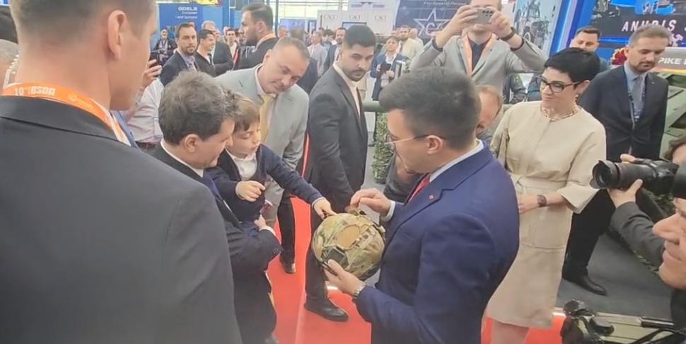 Nicușor Dan a venit cu băiatul lui la expoziția de tehnologii militare BSDA 2026. Imagini cu Președintele într-un F-35 și pe un blindat 1068910