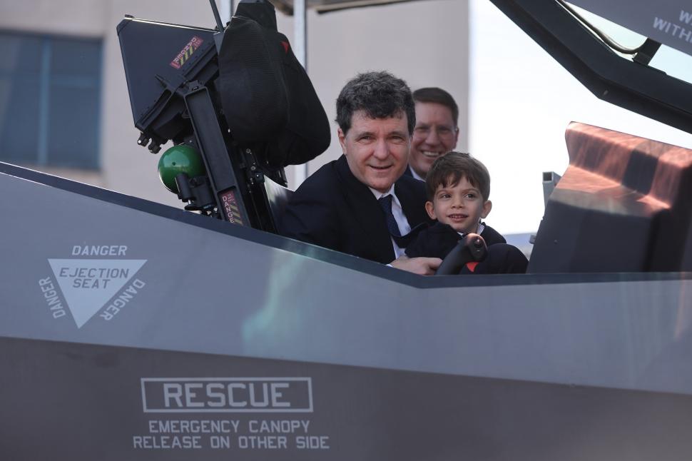 Nicușor Dan, despre vizita cu fiul său, Antim, la expoziția Black Sea Defense: "Orice are 4, 6, 8 roți e potrivit pentru el" 1068973