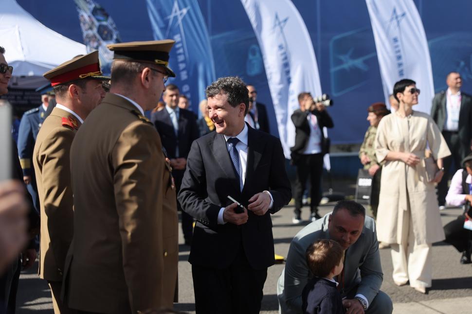 Nicușor Dan, despre vizita cu fiul său, Antim, la expoziția Black Sea Defense: "Orice are 4, 6, 8 roți e potrivit pentru el" 1068976