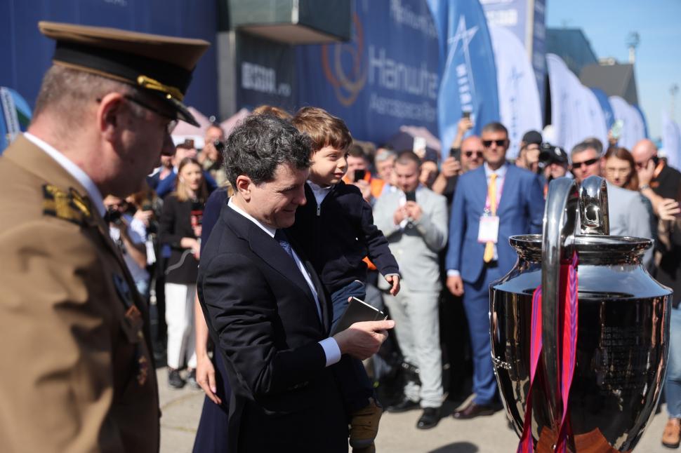 Nicușor Dan, despre vizita cu fiul său, Antim, la expoziția Black Sea Defense: "Orice are 4, 6, 8 roți e potrivit pentru el" 1068978