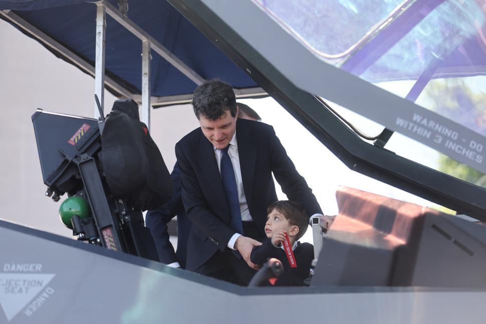 Nicușor Dan, despre vizita cu fiul său, Antim, la expoziția Black Sea Defense: "Orice are 4, 6, 8 roți e potrivit pentru el" 1068981