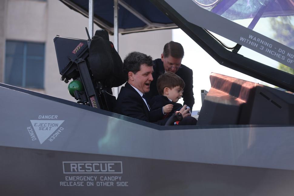 Nicușor Dan, despre vizita cu fiul său, Antim, la expoziția Black Sea Defense: "Orice are 4, 6, 8 roți e potrivit pentru el" 1068982