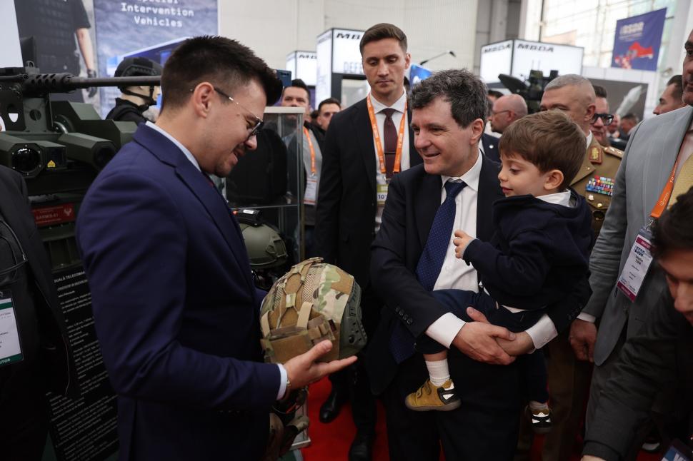 Nicușor Dan, despre vizita cu fiul său, Antim, la expoziția Black Sea Defense: "Orice are 4, 6, 8 roți e potrivit pentru el" 1069002