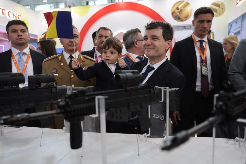 Nicușor Dan, despre vizita cu fiul său, Antim, la expoziția Black Sea Defense: "Orice are 4, 6, 8 roți e potrivit pentru el" 1069003