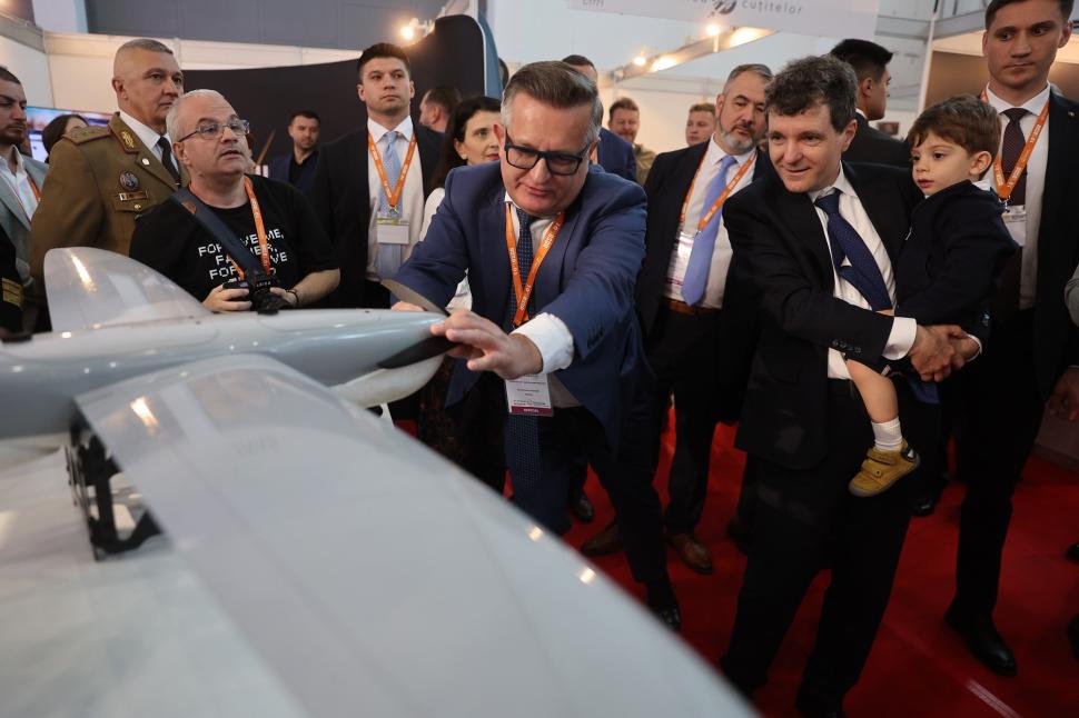 Nicușor Dan, despre vizita cu fiul său, Antim, la expoziția Black Sea Defense: "Orice are 4, 6, 8 roți e potrivit pentru el" 1069004