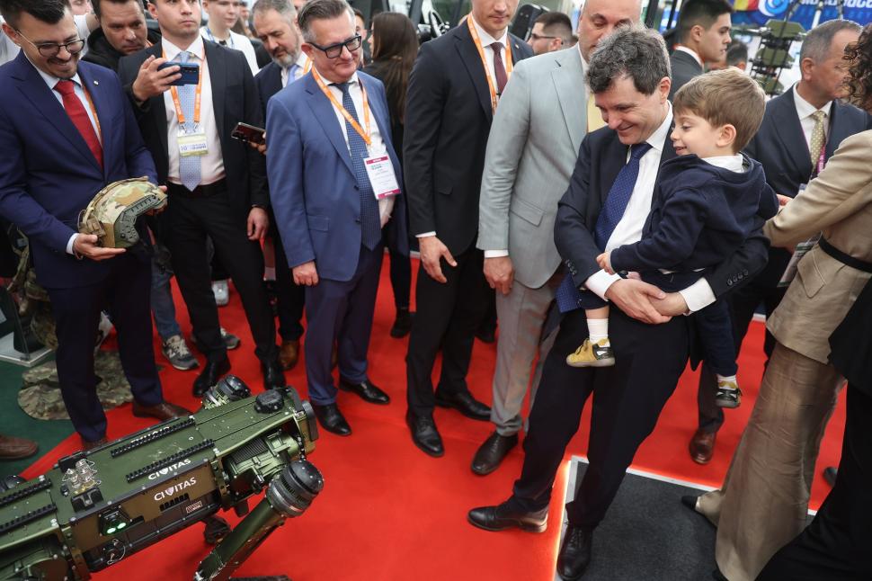 Nicușor Dan, despre vizita cu fiul său, Antim, la expoziția Black Sea Defense: "Orice are 4, 6, 8 roți e potrivit pentru el" 1069005