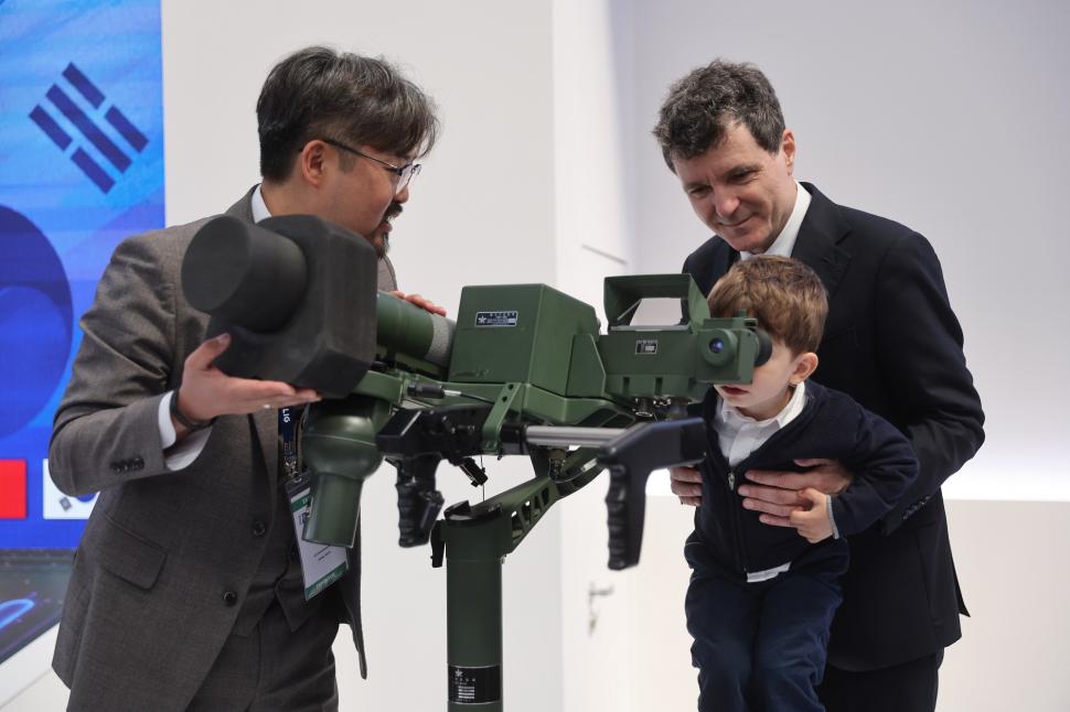Nicușor Dan, despre vizita cu fiul său, Antim, la expoziția Black Sea Defense: "Orice are 4, 6, 8 roți e potrivit pentru el" 1069007