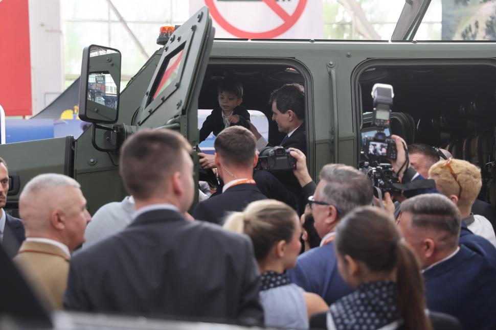 Nicușor Dan, despre vizita cu fiul său, Antim, la expoziția Black Sea Defense: "Orice are 4, 6, 8 roți e potrivit pentru el" 1069009