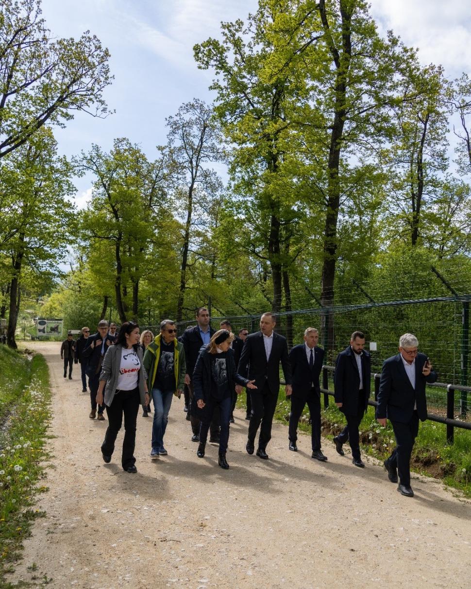 Preşedintele Poloniei a vizitat sanctuarul de urşi de la Zărneşti şi l-a adoptat simbolic pe Batyr 1068969