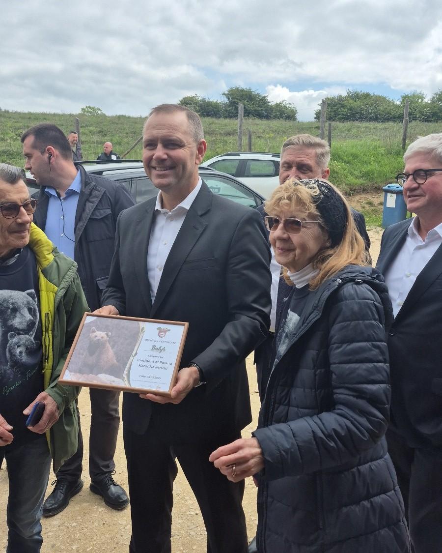 Preşedintele Poloniei a vizitat sanctuarul de urşi de la Zărneşti şi l-a adoptat simbolic pe Batyr 1068971