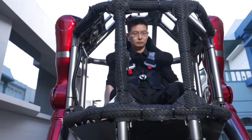 China a dezvăluit un robot uriaș ușor de condus, care sparge pereți. GD01 pare desprins direct dintr-un film science-fiction 1069348