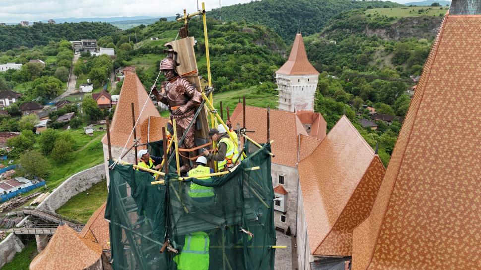 Statuia de cupru a lui Iancu de Hunedoara a fost restaurată după un secol și jumătate și reamplasată la Castelul Corvinilor 1069397