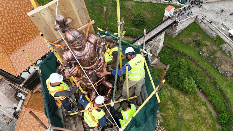 Statuia de cupru a lui Iancu de Hunedoara a fost restaurată după un secol și jumătate și reamplasată la Castelul Corvinilor 1069398