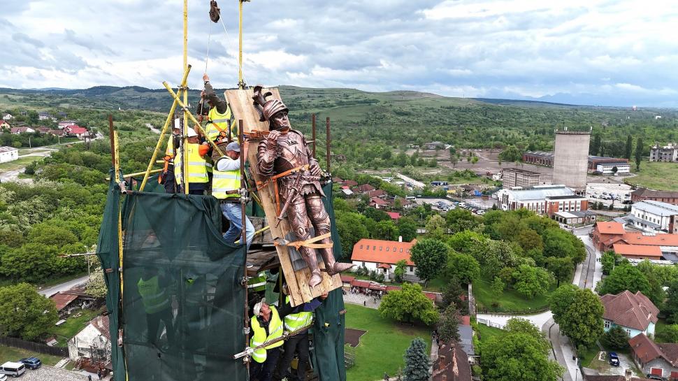 Statuia de cupru a lui Iancu de Hunedoara a fost restaurată după un secol și jumătate și reamplasată la Castelul Corvinilor 1069399