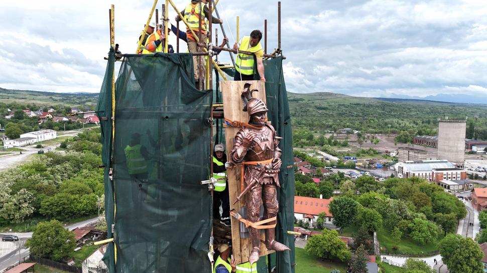 Statuia de cupru a lui Iancu de Hunedoara a fost restaurată după un secol și jumătate și reamplasată la Castelul Corvinilor 1069400