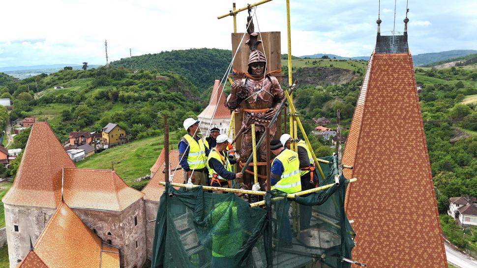 Statuia de cupru a lui Iancu de Hunedoara a fost restaurată după un secol și jumătate și reamplasată la Castelul Corvinilor 1069401