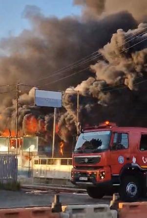 Incendiu uriaș în Bragadiru: depozit de cauciucuri în flăcări, degajări mari de fum. A fost emis un mesaj RO-ALERT 1069656