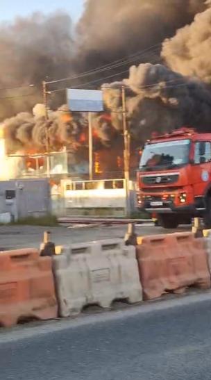 Incendiu uriaș în Bragadiru: depozit de cauciucuri în flăcări, degajări mari de fum. A fost emis un mesaj RO-ALERT 1069657