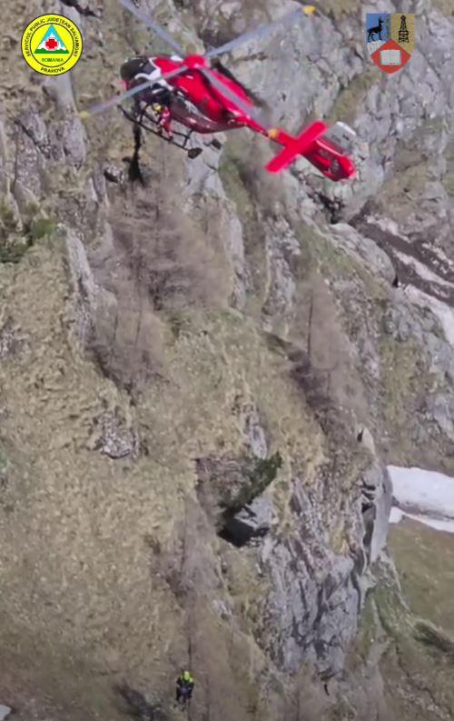 Un turist bulgar a căzut într-o prăpastie pe Valea Caraimanului după ce a alunecat pe zăpadă. A fost preluat cu elicopterul  1069596