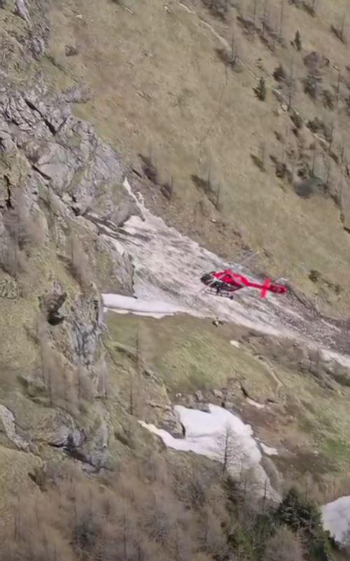 Un turist bulgar a căzut într-o prăpastie pe Valea Caraimanului după ce a alunecat pe zăpadă. A fost preluat cu elicopterul  1069601