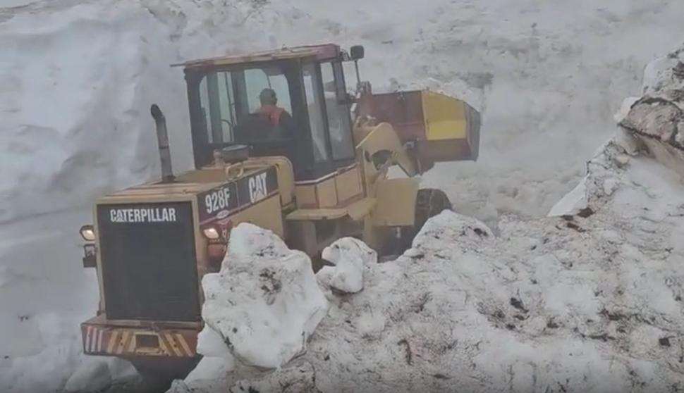 Buldozerele se luptă cu nămeții de cinci metri pe Transfăgărășan: "Sperăm să terminăm la mijlocul lui iunie". Imagini incredibile 1069939