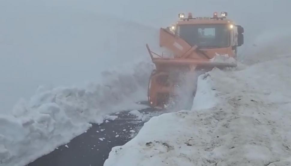 Buldozerele se luptă cu nămeții de cinci metri pe Transfăgărășan: "Sperăm să terminăm la mijlocul lui iunie". Imagini incredibile 1069940