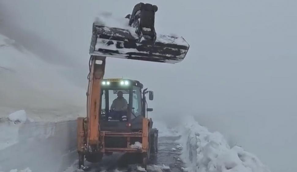 Buldozerele se luptă cu nămeții de cinci metri pe Transfăgărășan: "Sperăm să terminăm la mijlocul lui iunie". Imagini incredibile 1069941