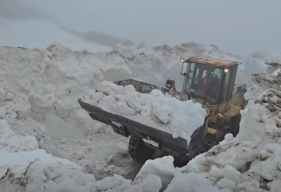 Buldozerele se luptă cu nămeții de cinci metri pe Transfăgărășan: "Sperăm să terminăm la mijlocul lui iunie". Imagini incredibile 1069943