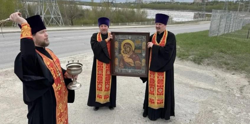 Preoții ruși au scos icoana Maicii Domnului pe stradă, ca să apere un oraș de dronele ucrainene. „E o tradiție străveche” 1069836