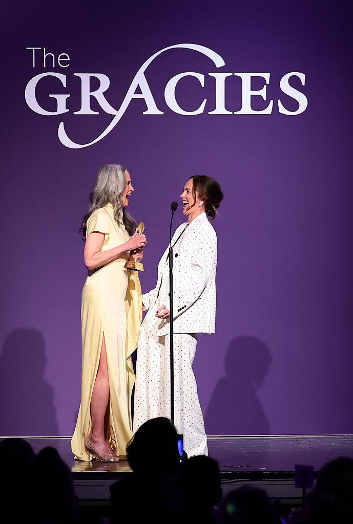 Antena 3 CNN a primit trofeul Gracie Awards pentru reportajul despre femicid în România în cadrul galei impresionante din Beverly Hills 1070240