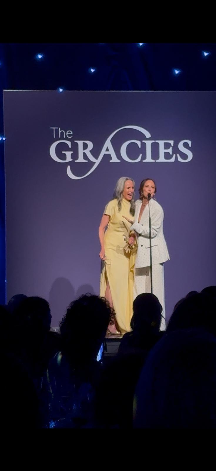 Antena 3 CNN a primit trofeul Gracie Awards pentru reportajul despre femicid în România în cadrul galei impresionante din Beverly Hills 1070251