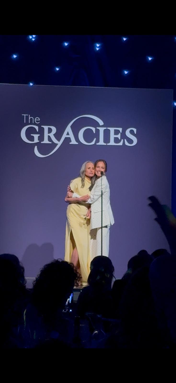 Antena 3 CNN a primit trofeul Gracie Awards pentru reportajul despre femicid în România în cadrul galei impresionante din Beverly Hills 1070252
