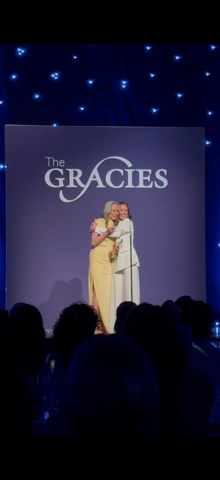 Antena 3 CNN a primit trofeul Gracie Awards pentru reportajul despre femicid în România în cadrul galei impresionante din Beverly Hills 1070253