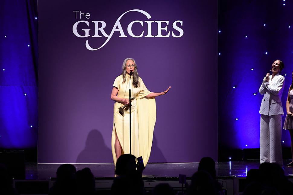 Antena 3 CNN a primit trofeul Gracie Awards pentru reportajul despre femicid în România în cadrul galei impresionante din Beverly Hills 1070256