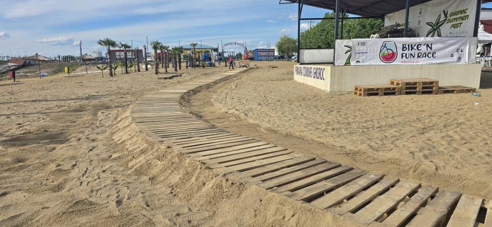 „Litoralul Vestului”: Cum arată plaja din Arad. Are palmieri, cluburi și petreceri cu spumă 1070137