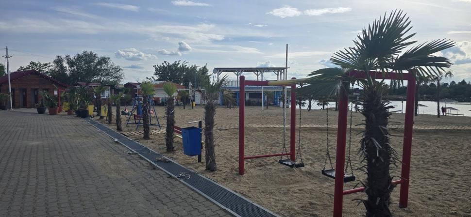 „Litoralul Vestului”: Cum arată plaja din Arad. Are palmieri, cluburi și petreceri cu spumă 1070139