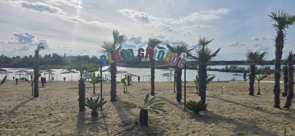 „Litoralul Vestului”: Cum arată plaja din Arad. Are palmieri, cluburi și petreceri cu spumă 1070140