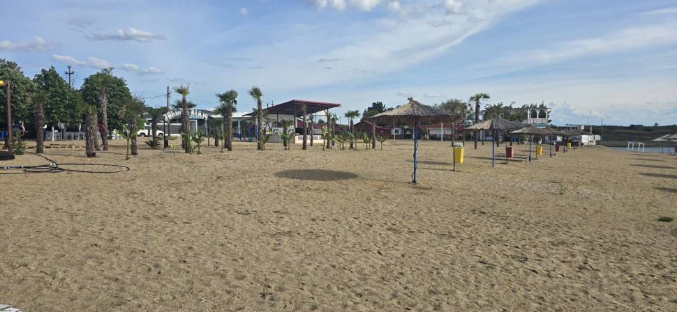„Litoralul Vestului”: Cum arată plaja din Arad. Are palmieri, cluburi și petreceri cu spumă 1070141