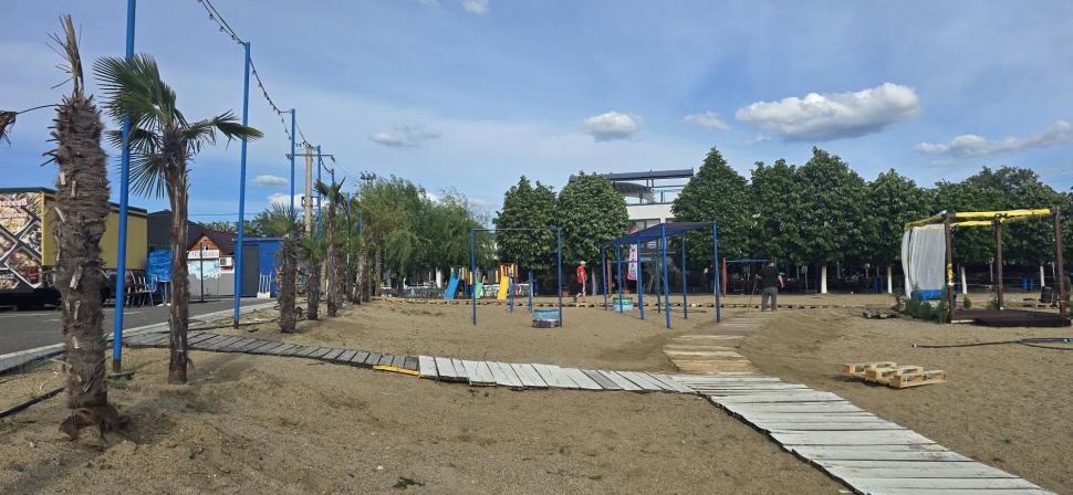 „Litoralul Vestului”: Cum arată plaja din Arad. Are palmieri, cluburi și petreceri cu spumă 1070142