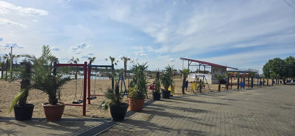 „Litoralul Vestului”: Cum arată plaja din Arad. Are palmieri, cluburi și petreceri cu spumă 1070145