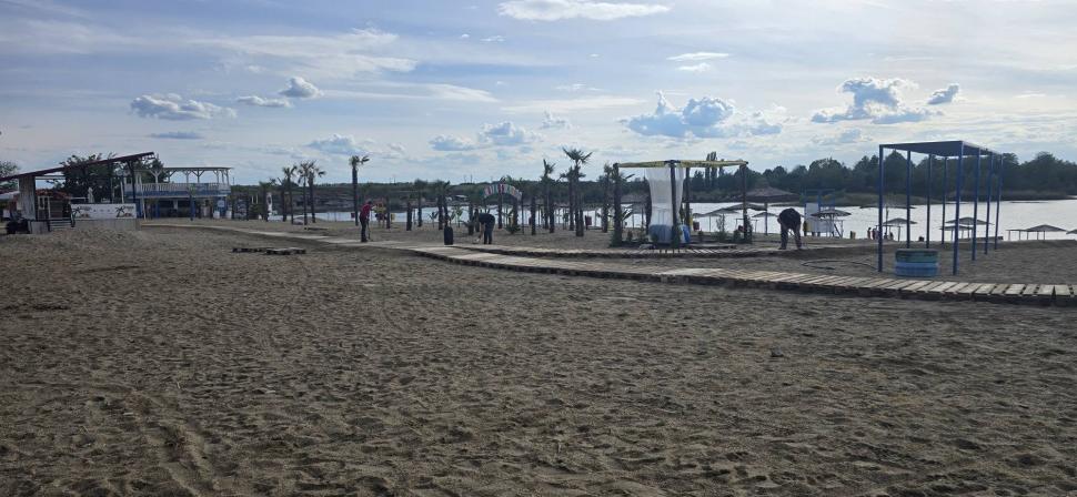 „Litoralul Vestului”: Cum arată plaja din Arad. Are palmieri, cluburi și petreceri cu spumă 1070146