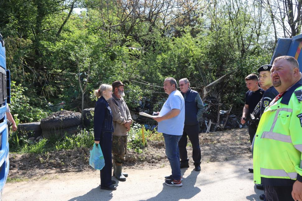 Un bărbat din Bacău a adunat gunoi 40 de ani. Acum, primăria îi face curat cu ordin judecătoresc: a scos deja 20 de TIR-uri de deșeuri 1070259