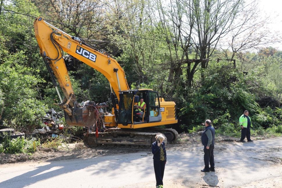 Un bărbat din Bacău a adunat gunoi 40 de ani. Acum, primăria îi face curat cu ordin judecătoresc: a scos deja 20 de TIR-uri de deșeuri 1070262