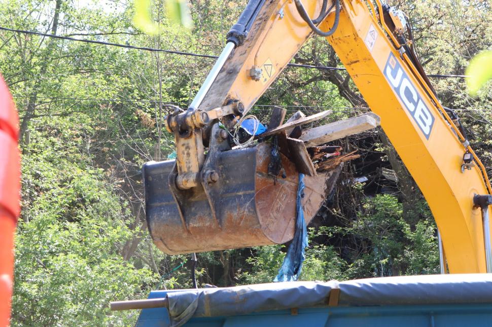 Un bărbat din Bacău a adunat gunoi 40 de ani. Acum, primăria îi face curat cu ordin judecătoresc: a scos deja 20 de TIR-uri de deșeuri 1070263