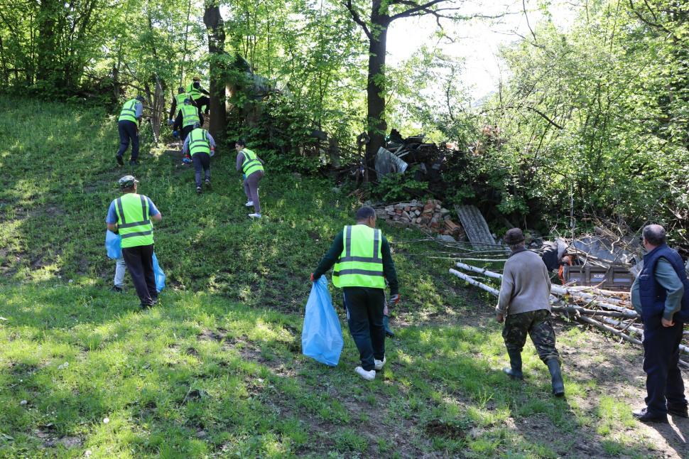 Un bărbat din Bacău a adunat gunoi 40 de ani. Acum, primăria îi face curat cu ordin judecătoresc: a scos deja 20 de TIR-uri de deșeuri 1070264