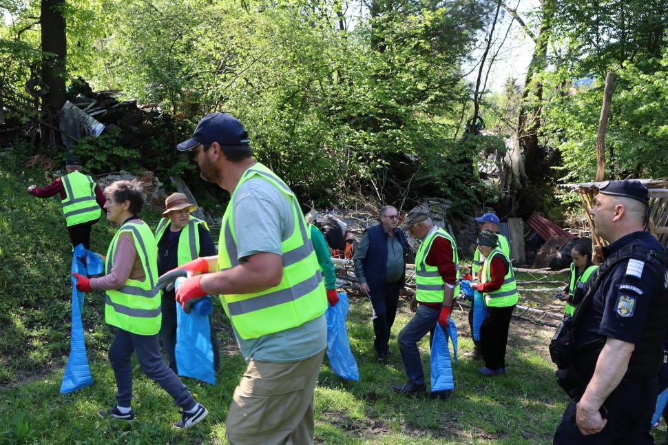 Un bărbat din Bacău a adunat gunoi 40 de ani. Acum, primăria îi face curat cu ordin judecătoresc: a scos deja 20 de TIR-uri de deșeuri 1070265