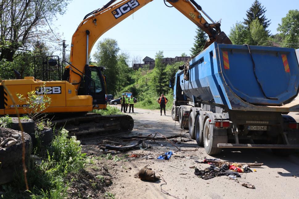 Un bărbat din Bacău a adunat gunoi 40 de ani. Acum, primăria îi face curat cu ordin judecătoresc: a scos deja 20 de TIR-uri de deșeuri 1070271